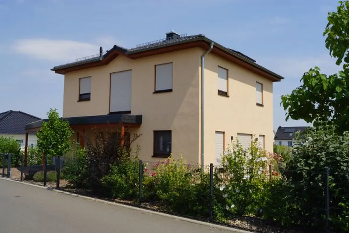Stadtvilla mit cremefarbener Fassade